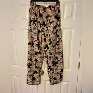 Boutique Pull On Floral Printed Wide Leg Pants in a size XL